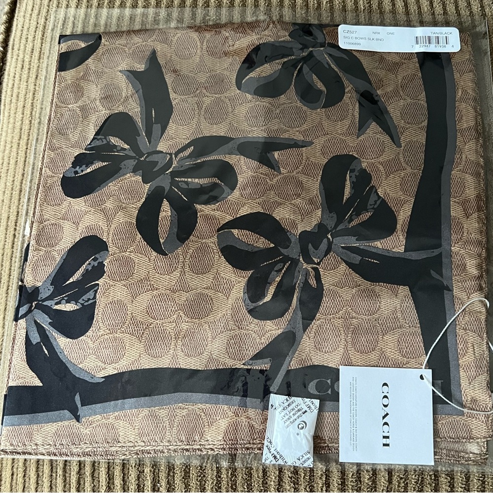 Coach Signature Bow Print Silk Bandana nwt in packaging - Picture 2 of 3